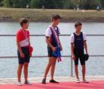 Dekorování medailistů ve skifu žáků mladších 11 let, vlevo V. Votruba